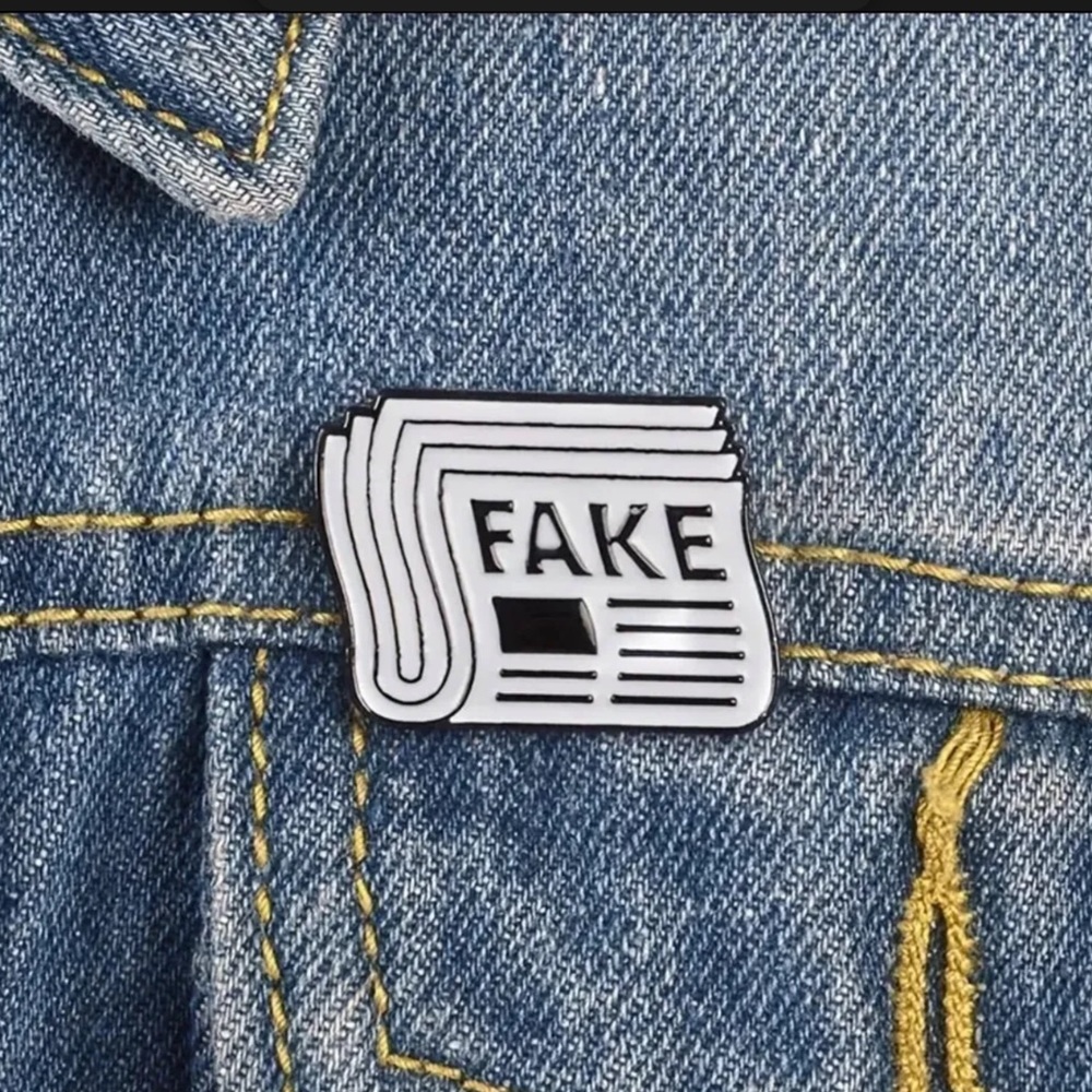 🇺🇸🤡”FAKE” News Trump Saying Enamel Metal Tell It Like It Is Black & White Pin